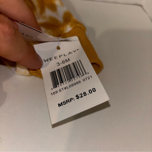 WeePlay 2 piece Sweater and pants set BOSS - Picture 4 of 7